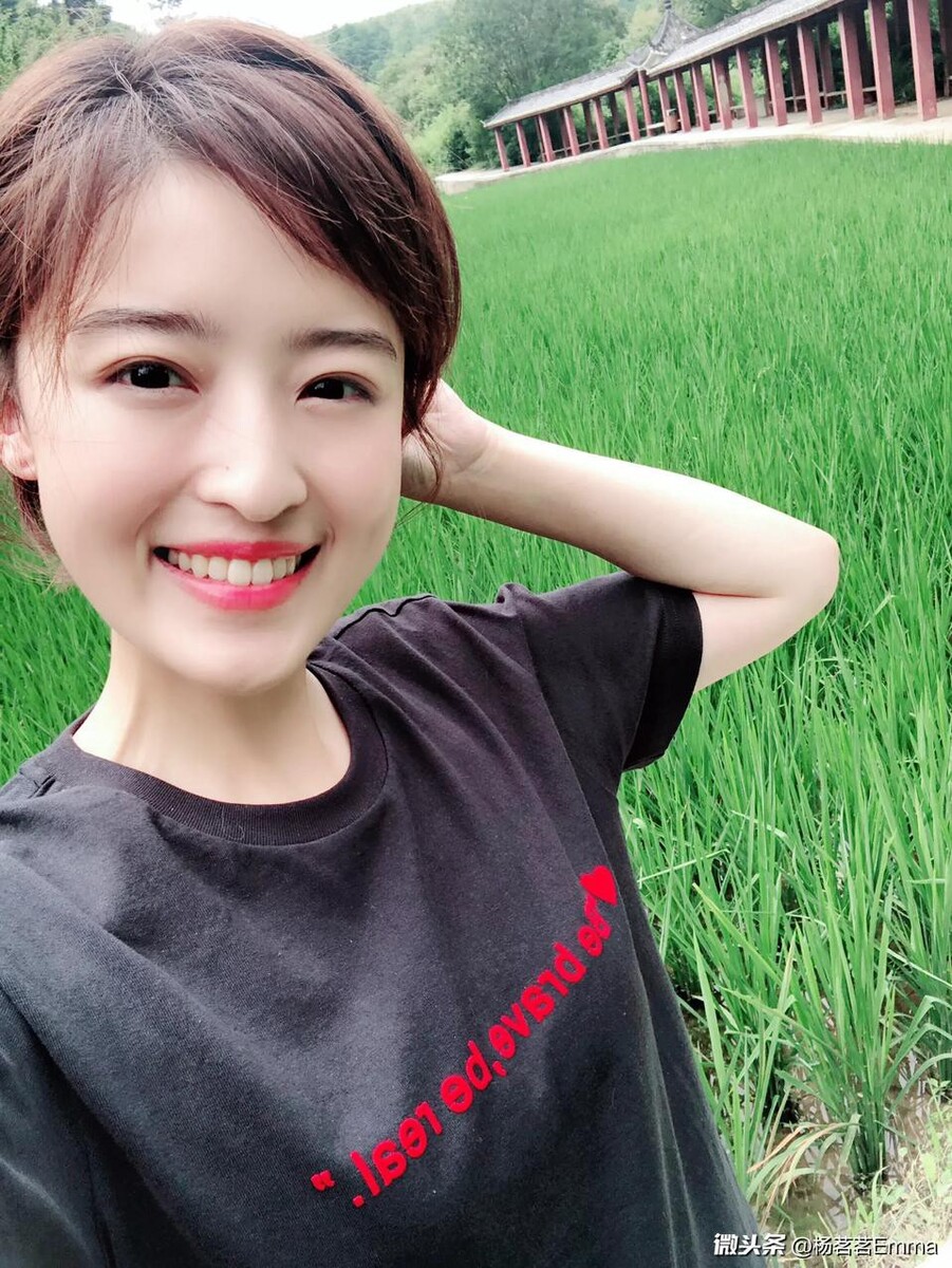 女士开襟乳液狂飙女士时尚穿搭与开襟乳液狂飙的意外邂逅-第2张图片