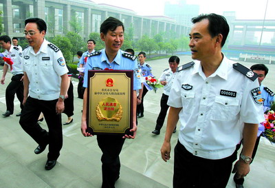 小说公安局长第一部公安局长初尝警花之味——职责与情感的交织