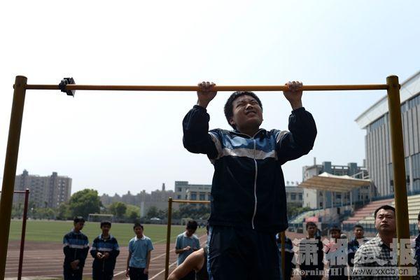 体育老师一回头体育老师与单杠的课堂互动-第1张图片
