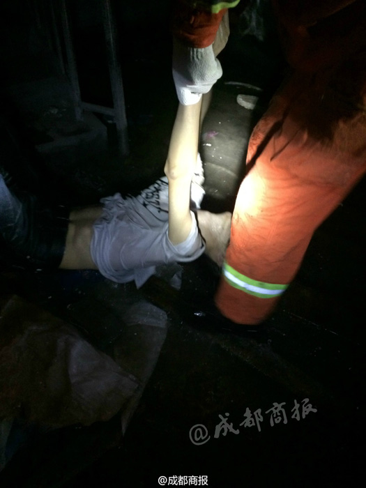 男同桌把我的奶罩扒了亲我的胸意外之举，男同桌的冲动与后果-第2张图片