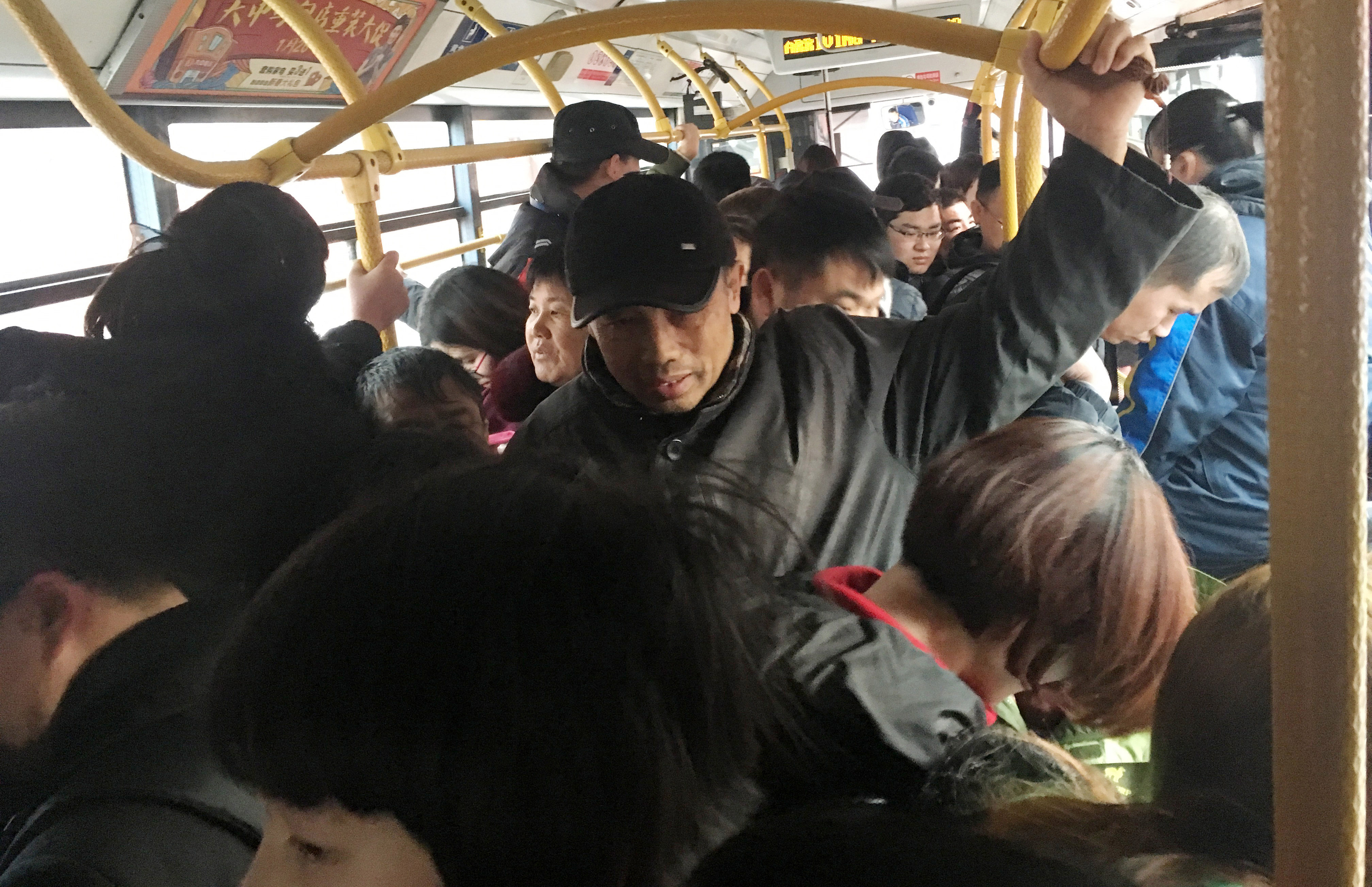 我和闺蜜在公交被八个人挤倒我和闺蜜在公交遭遇八人挤倒的惊险经历-第2张图片