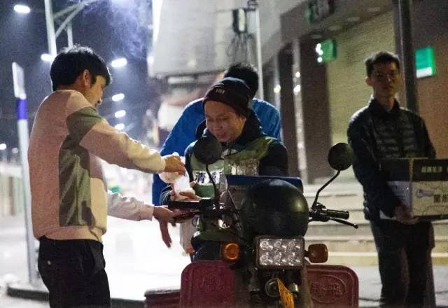 凌晨三点暖暖影院凌晨三点，暖暖影院中的故事-第3张图片