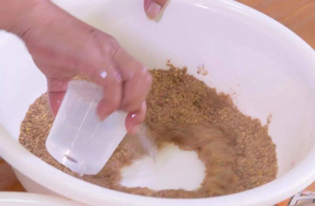 做的时候粘腻的水声水声之下的细腻体验