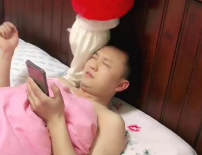 美女踩人脸脚垫美女踩人现象的背后思考