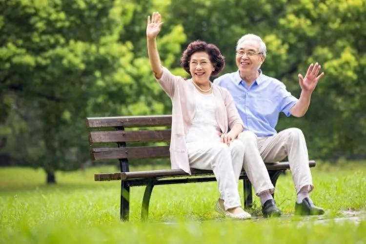 老公邀请朋友与媳妇一起玩，如何妥善安排与享受家庭欢乐时光-第1张图片