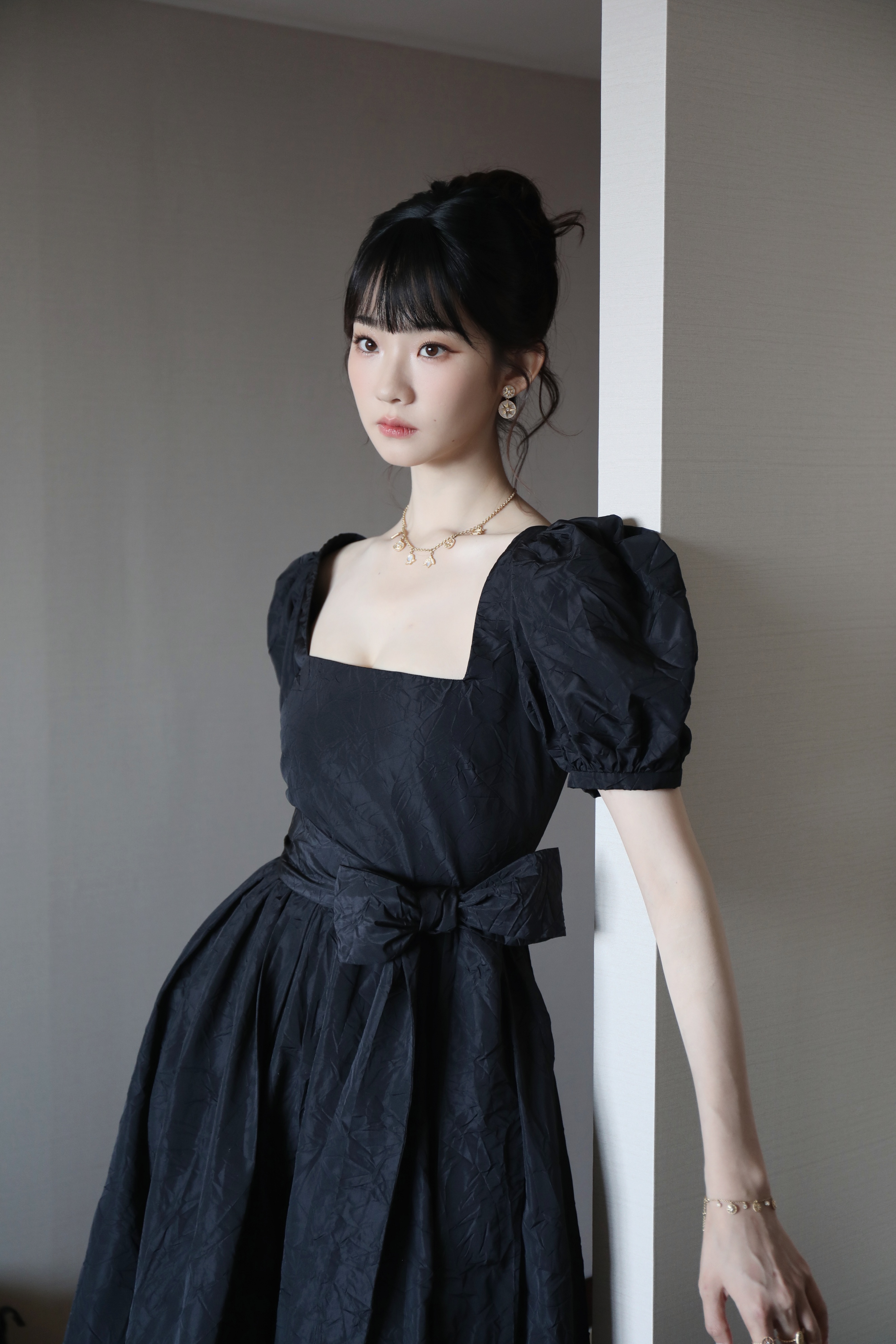 真人女性背景图片大全 唯美图片探索真人女性高清黑毛图片的魅力-第2张图片