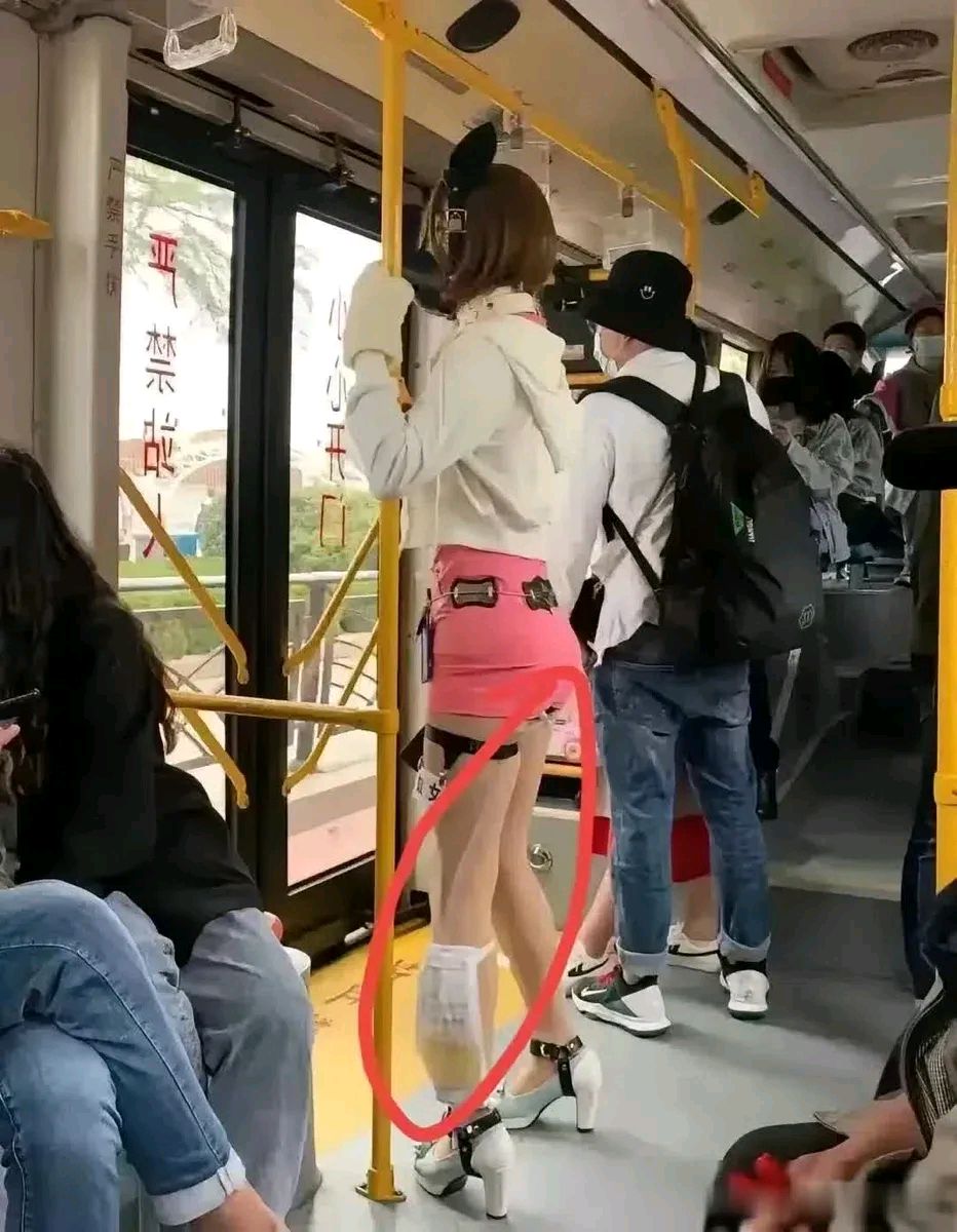 公交车突然有个硬物公交车上的意外发现，一个硬物的神秘之旅-第1张图片