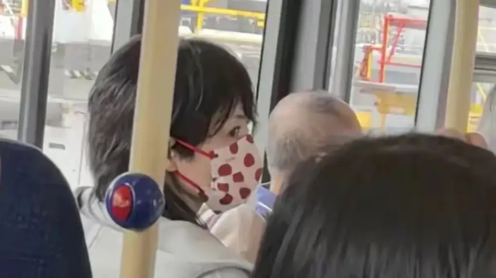公交车上的意外邂逅，两个小学生的故事