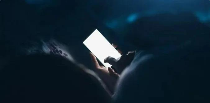 半夜，适合偷偷看电视吗？