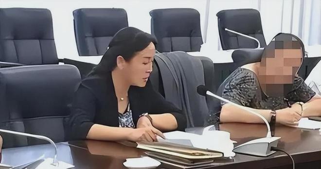 美女行长色诱上司，权力与欲望的交织
