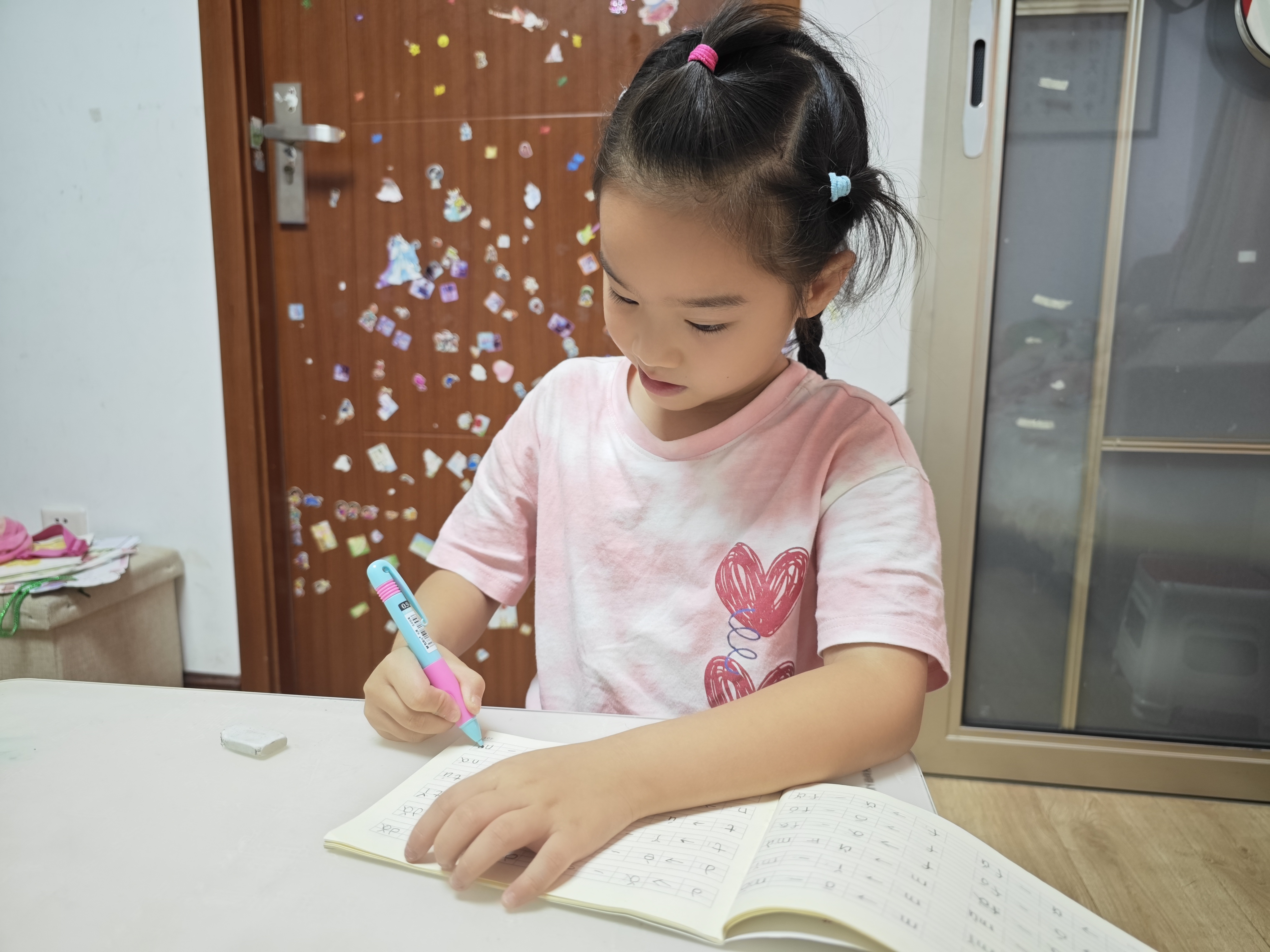 一边写作业一边C他合理分配注意力，一边写作业一边C他