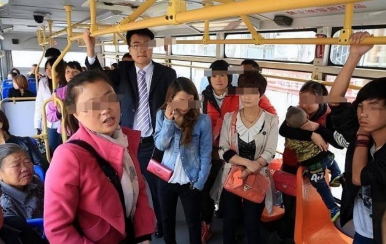 公交车上的售票员都去哪了公交车上售票员与免费验票的B之谜