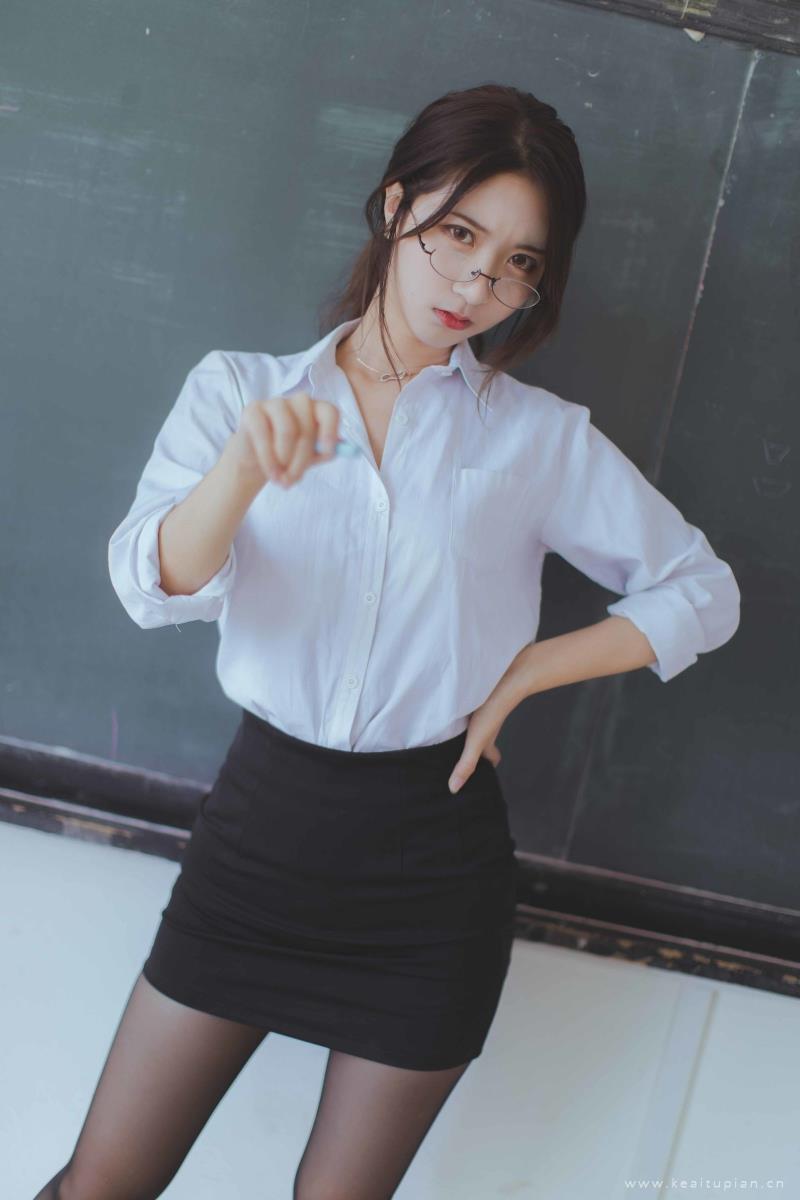 女学生体验湿润与快感的探索