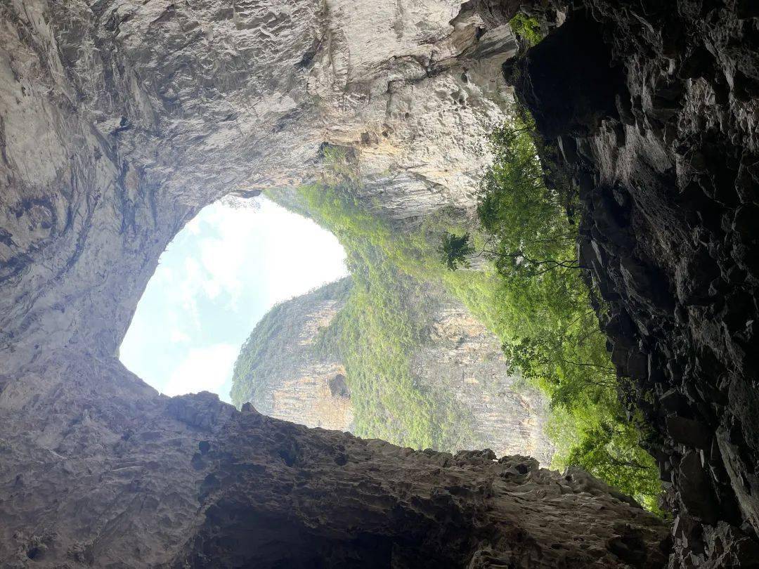 黑石岩窟入口黑石岩窟入口，神秘之门后的探险之旅-第2张图片