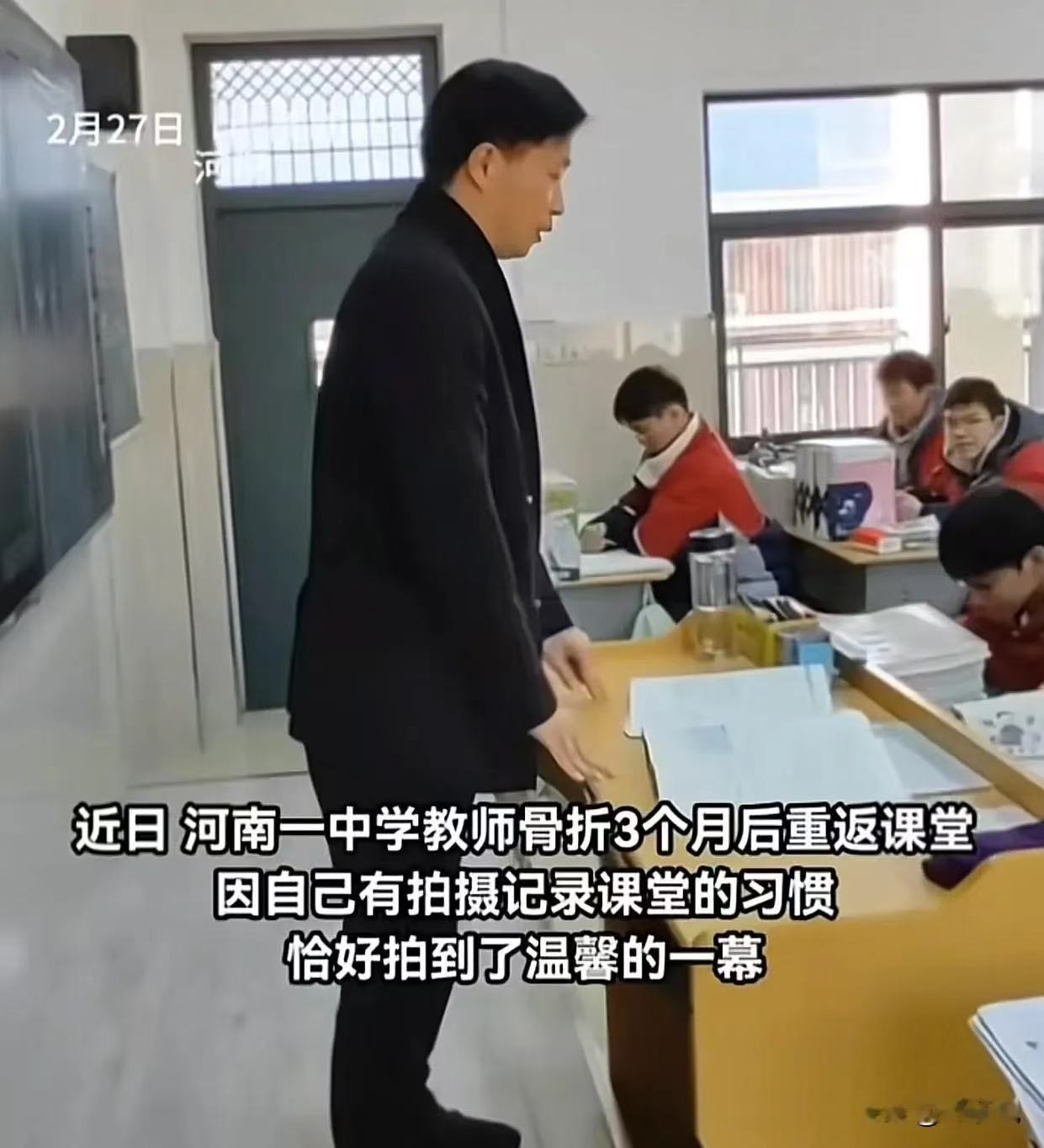 被压在教室桌子上抽插教室桌子下的秘密——一次不恰当的体验-第2张图片