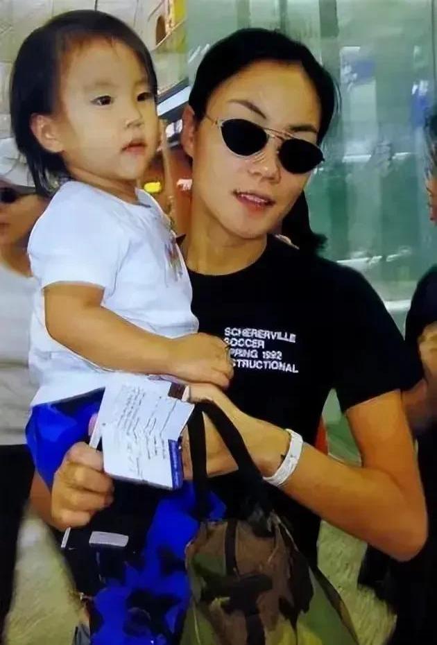 窦靖童出柜，王菲女儿的勇敢与坦诚