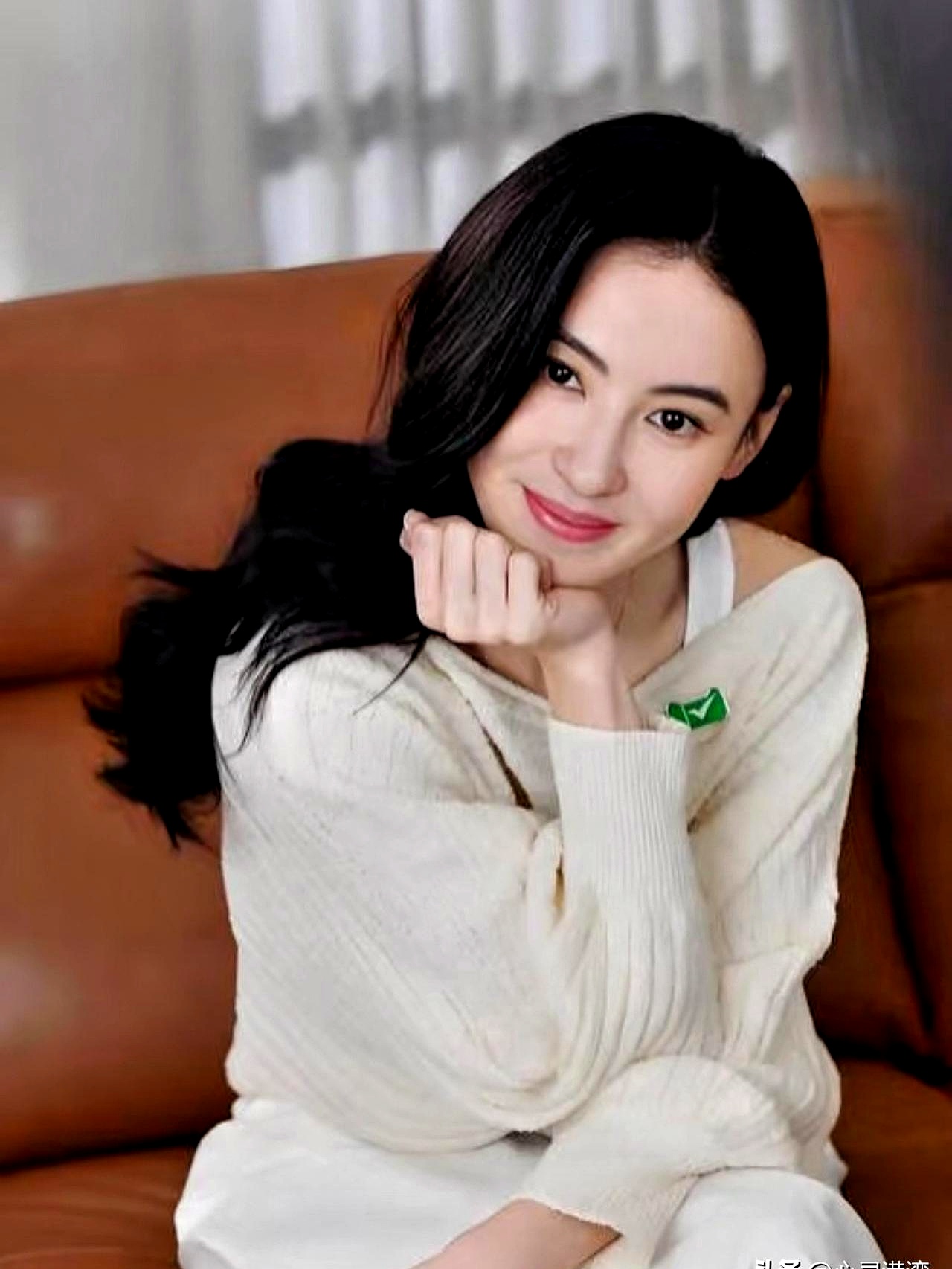张柏芝衣服滑落豪放露双乳张柏芝意外曝光事件，时尚失态还是媒体炒作？