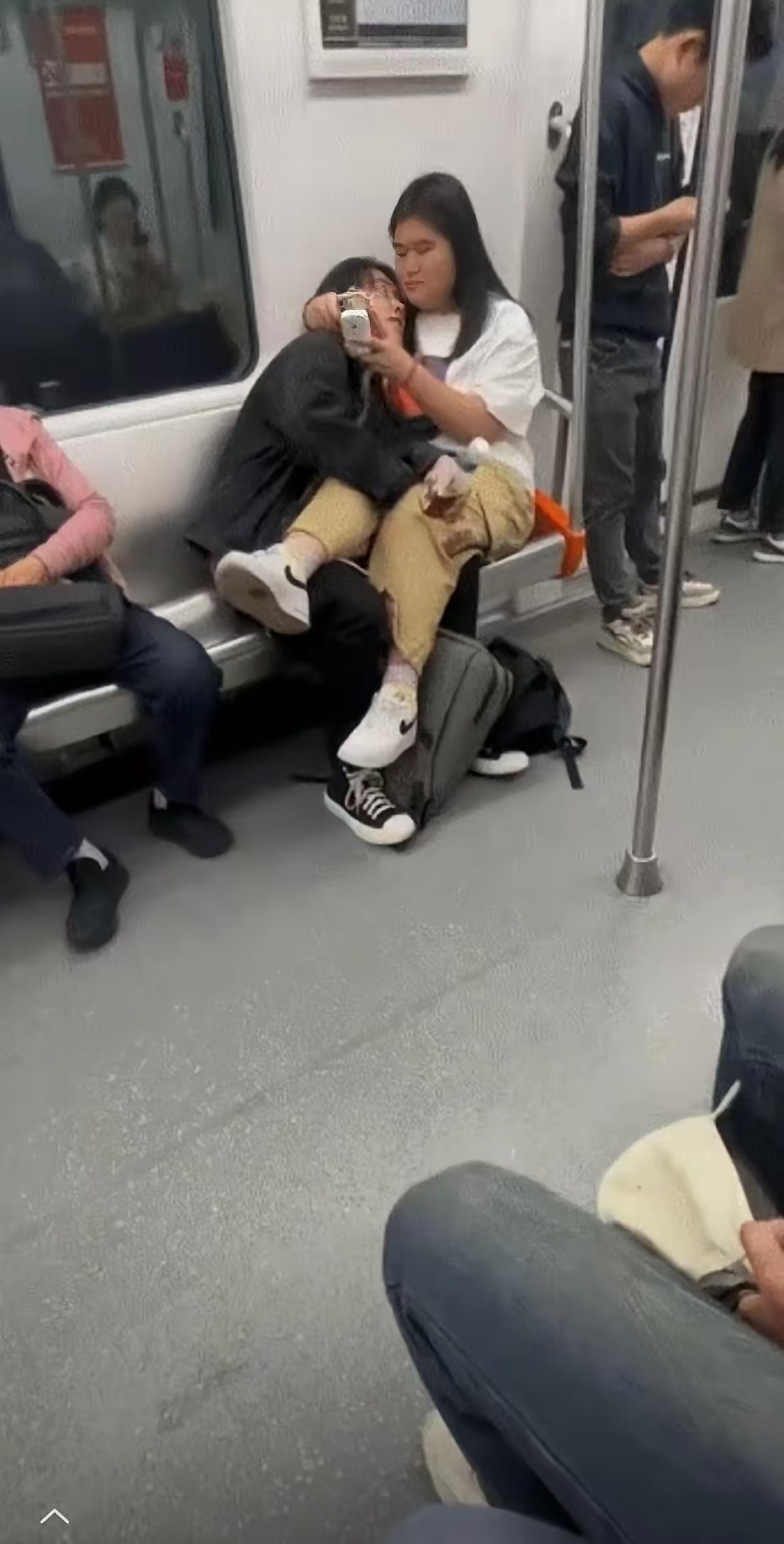 地铁之旅中的意外遭遇，被顶的体验
