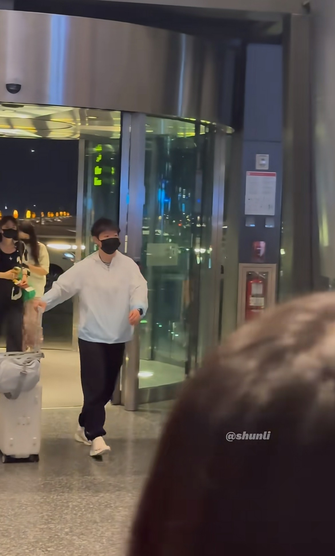 莎莎大头都戴戒指了图片莎莎大头都戴上了戒指，时尚与爱情的双重见证