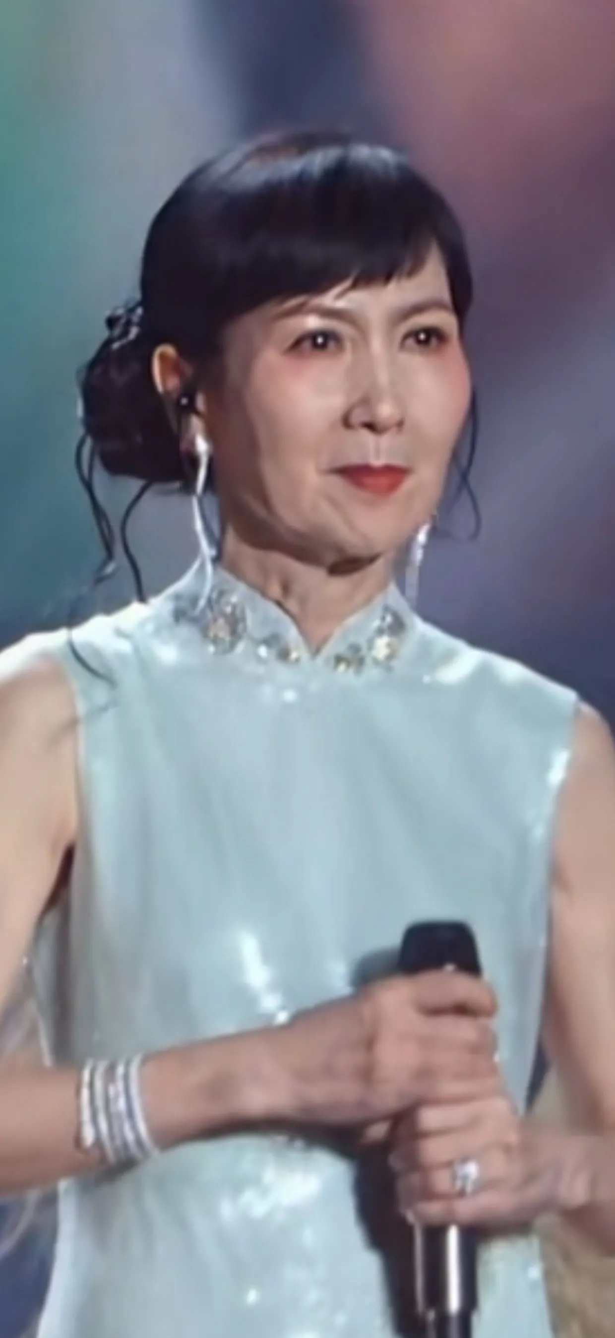 新疆老太太133岁新疆女RAPPER，老太的独特魅力与RDFJFTTIK的传奇