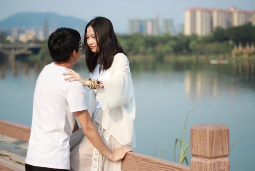 两个男人干一个女人探讨人际关系中的复杂情感——两个男人与一个女人的故事