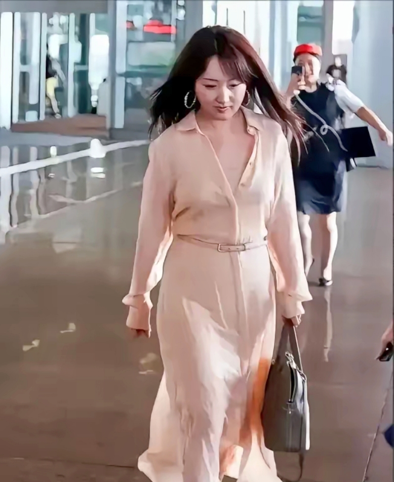 老妇的奶又大又肥系列，探索女性之美-第1张图片