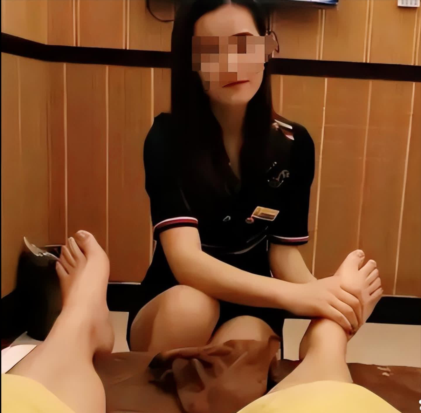 私密按摩时遭遇意外夹击，高潮体验的独特感受