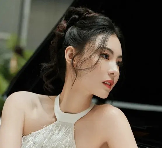 张柏芝衣服滑落豪放露双乳张柏芝意外曝光事件，时尚背后的争议-第1张图片