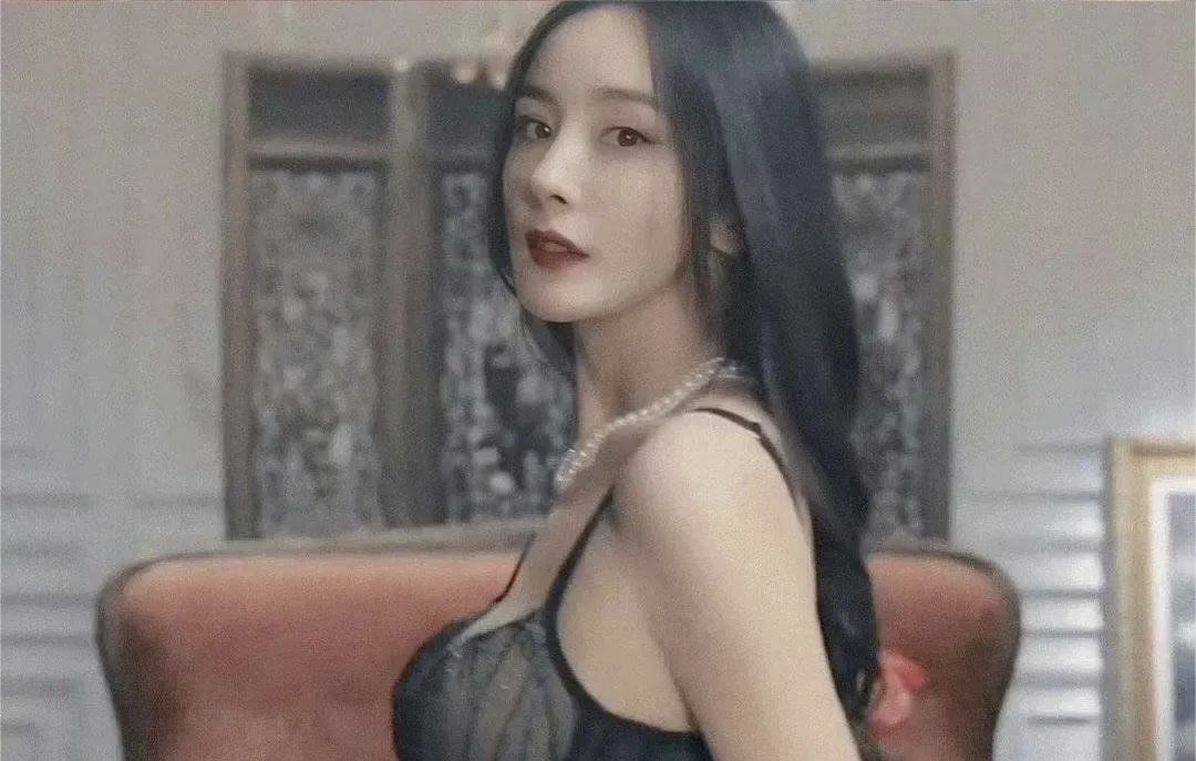 杨幂影迷会杨幂影迷会，热爱与支持的汇聚之地-第2张图片