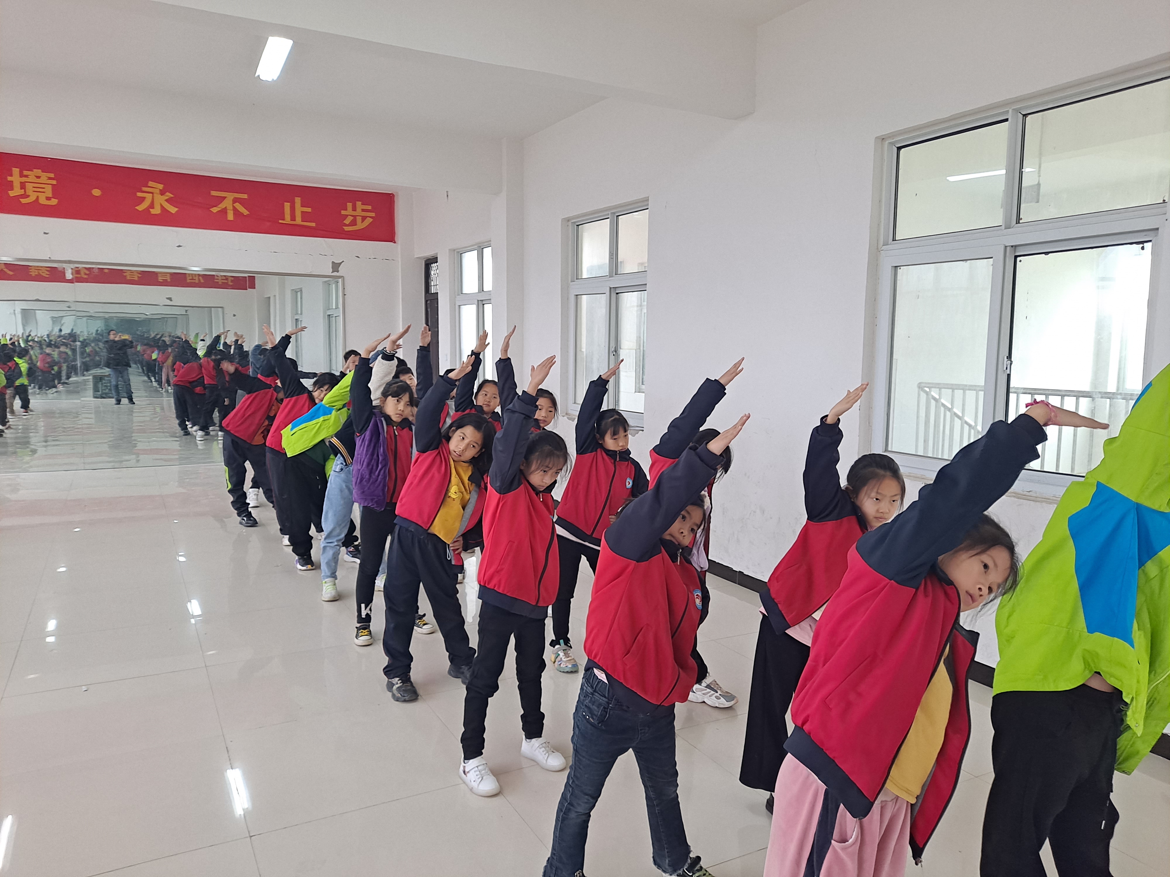 舞蹈课前女生帮男生解决舞蹈课前女生互助——男生难题的解决