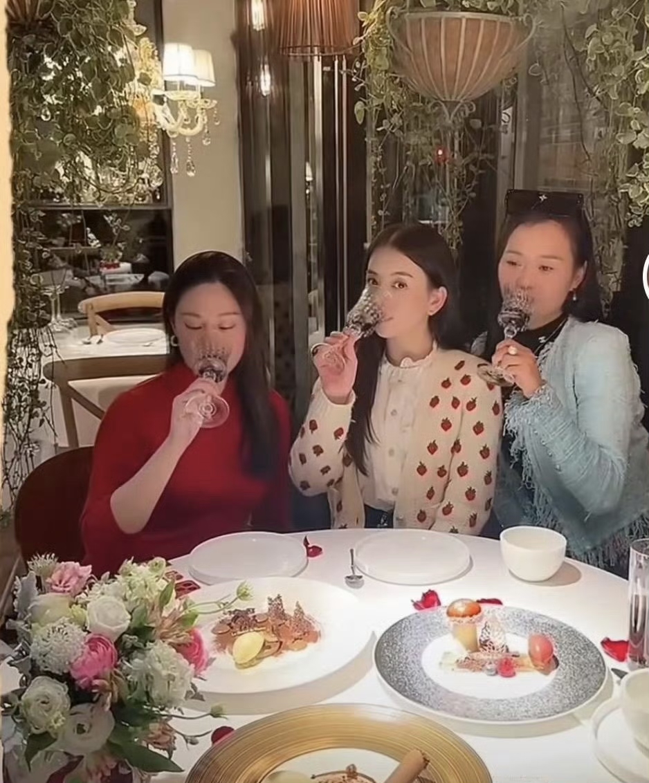 当着女朋友的面和她闺蜜与女友和她的闺蜜共度的时光-第2张图片