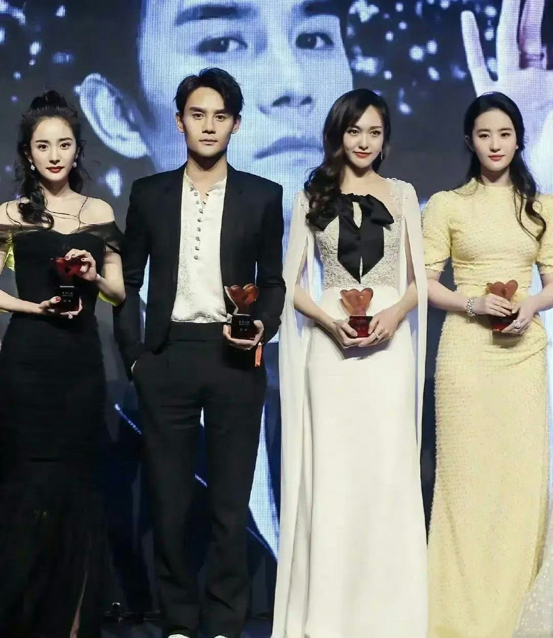 杨幂赵丽颖郑爽三人四位当红女星，杨幂、赵丽颖、郑爽、刘亦菲的影视之路-第1张图片