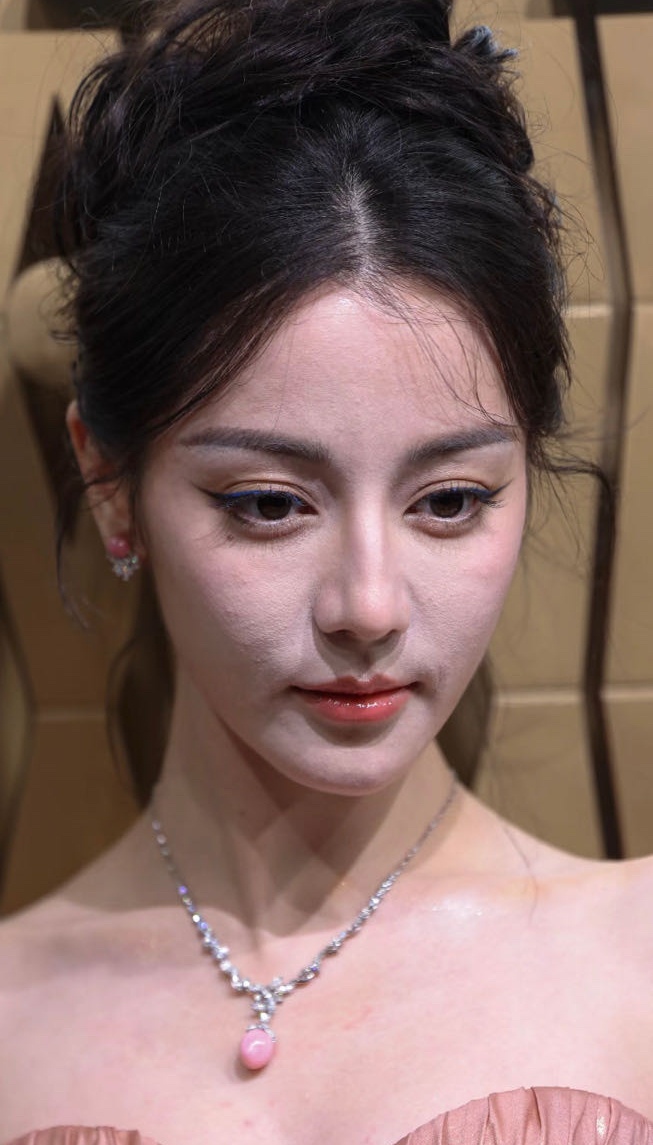 美女脱得只剩皮肤和胸的视频美女之美，肌肤与胸部的独特魅力