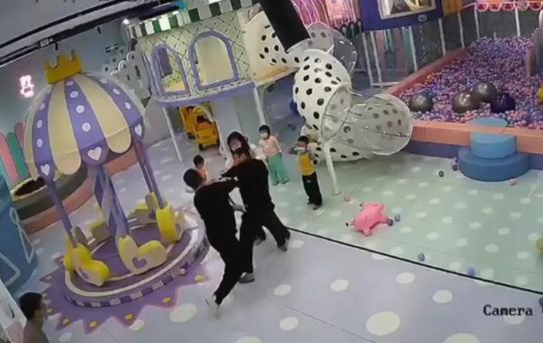 女子在游乐场遭男子接连踢踹，事件引发社会关注-第2张图片
