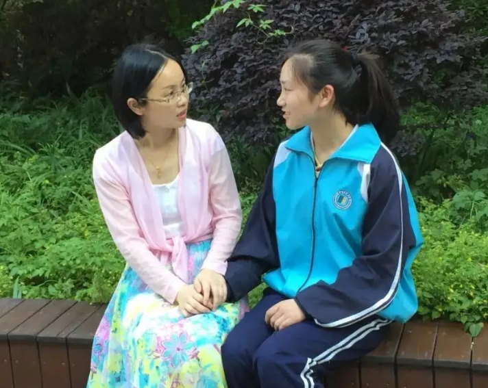 探索教育之美，老师丰满大乳奶的独特魅力-第2张图片
