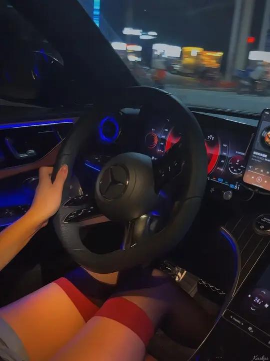 等不及在车里就来开始了等不及的激动，车里启程的瞬间