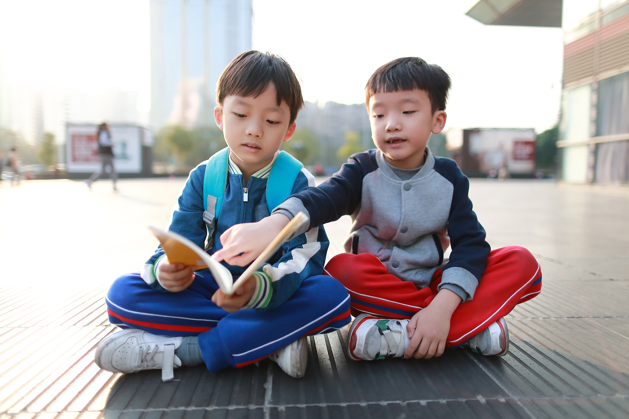 小男孩与小女孩的奇妙互动