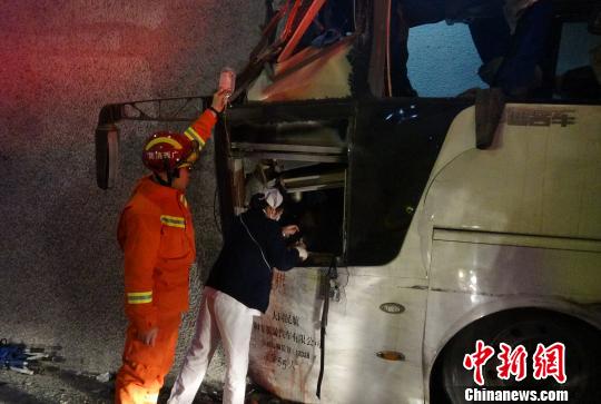 公交车遭遇高速撞击，安全与速度的较量
