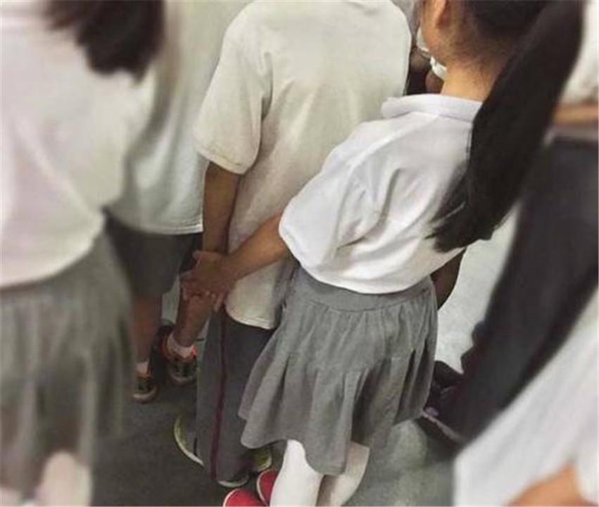美女同桌喜欢穿裙子和内裤与美女同桌的裙子情结-第2张图片