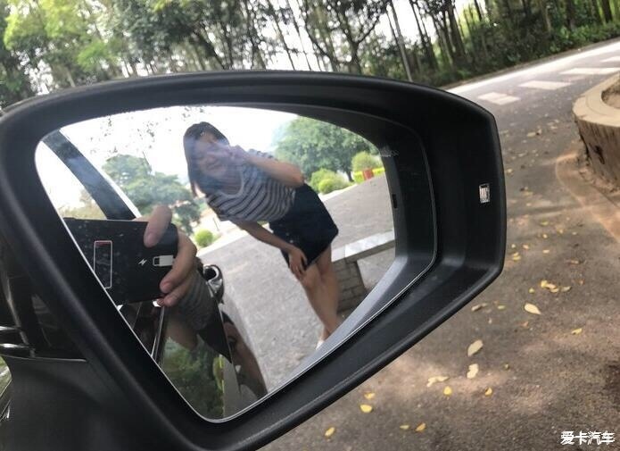 下课时男生无意间触碰到女生小兔兔的微妙瞬间-第1张图片