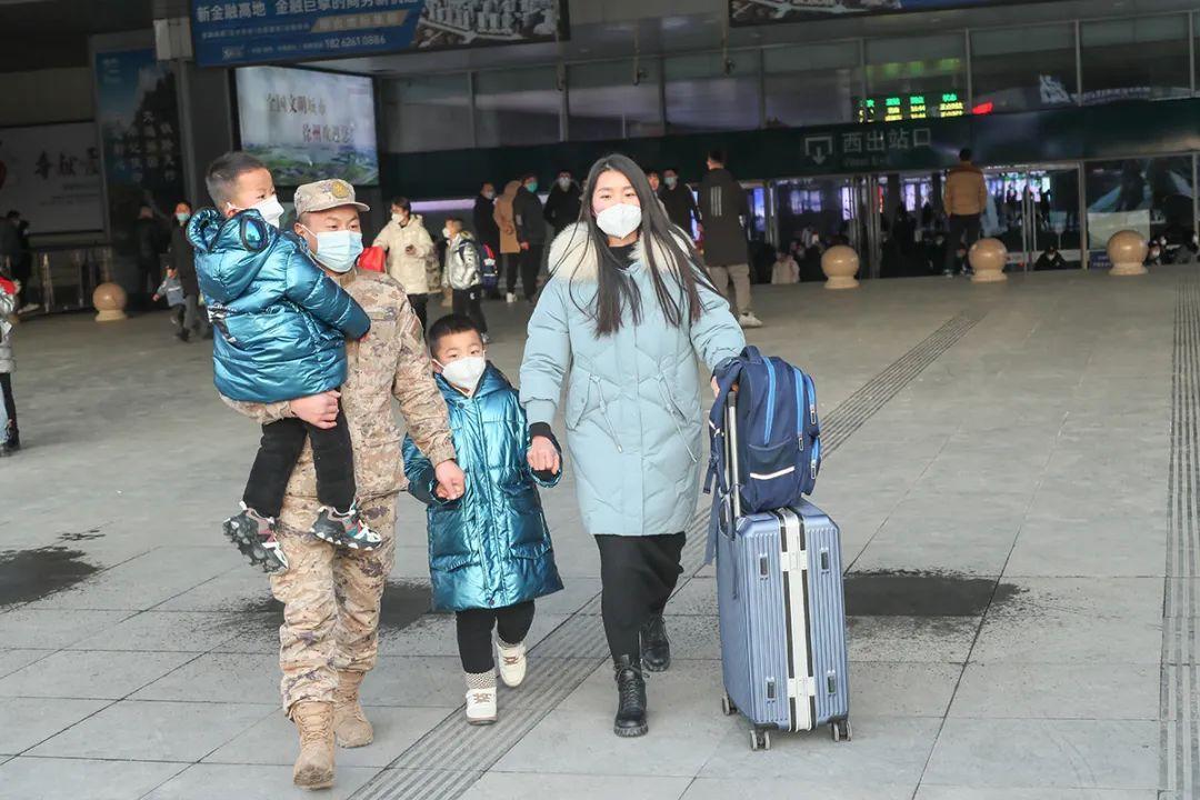 探亲之旅的意外经历，去部队探亲被全队九人共享