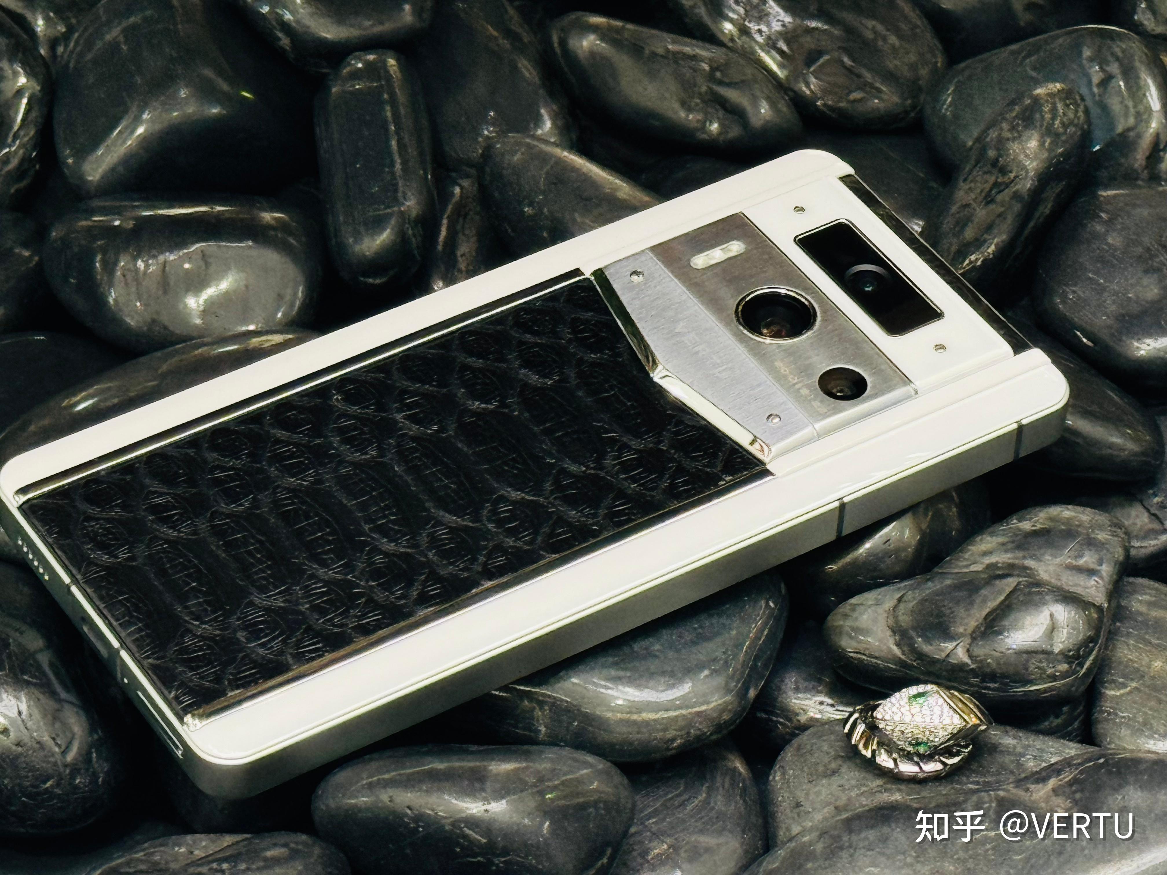 vertu最贵的一款800万探秘Vertu最贵手机，价值800万背后的奢华与独特-第2张图片