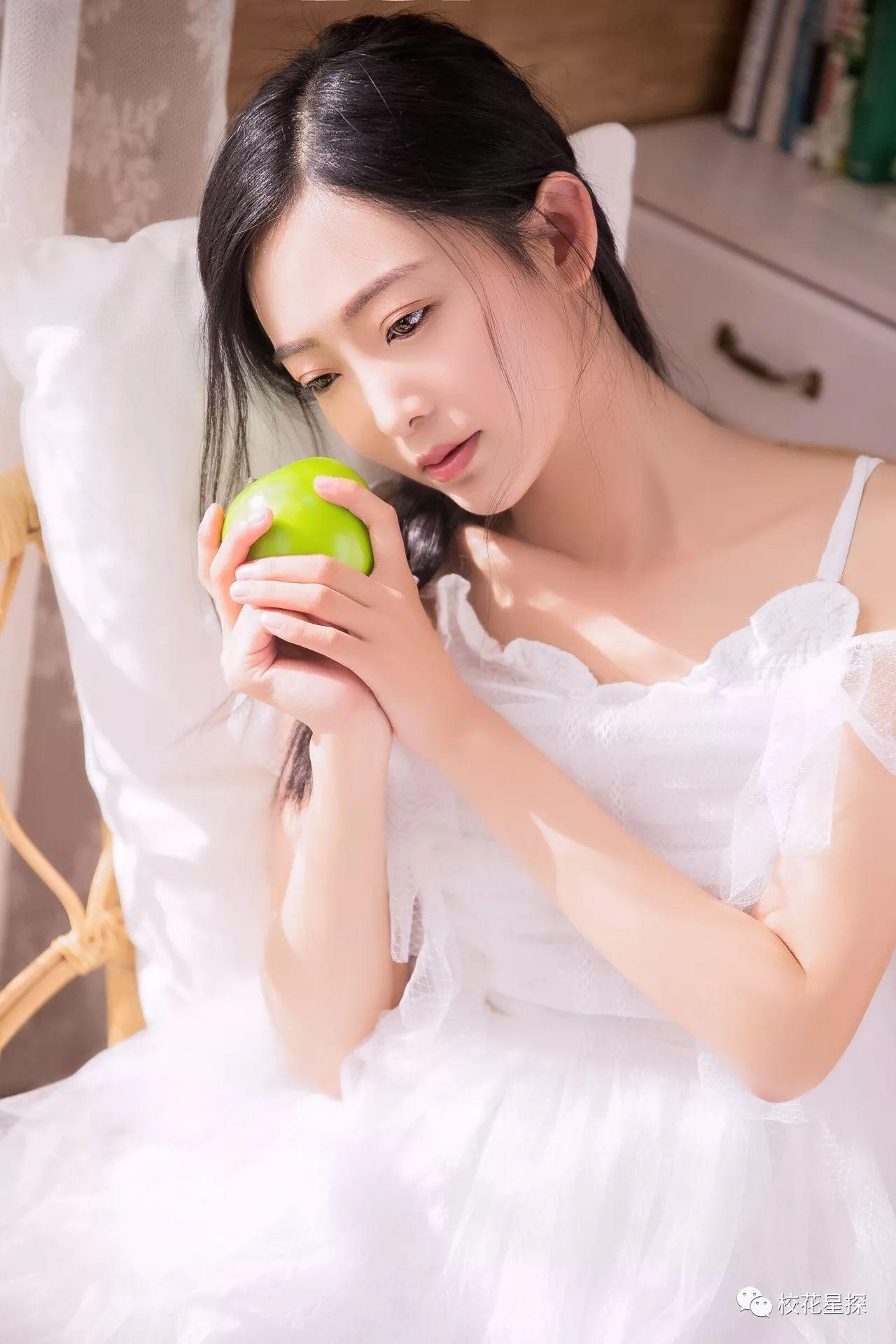 校长把校花按在桌上校长与校花之间的意外事件-第3张图片