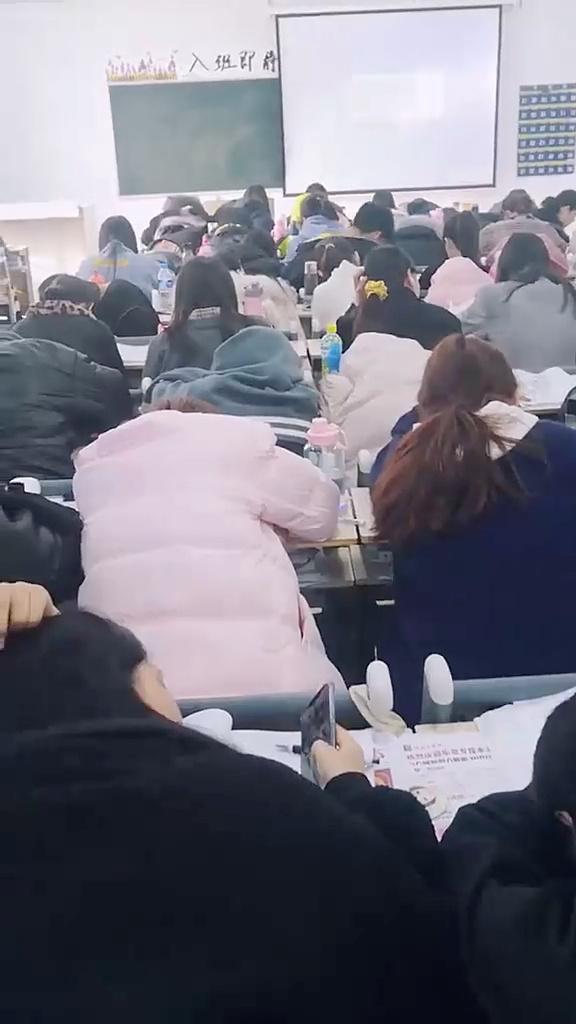 班里所有的男生都来玩我面对困境，我该如何应对班里男生轮流玩弄的困扰？-第1张图片