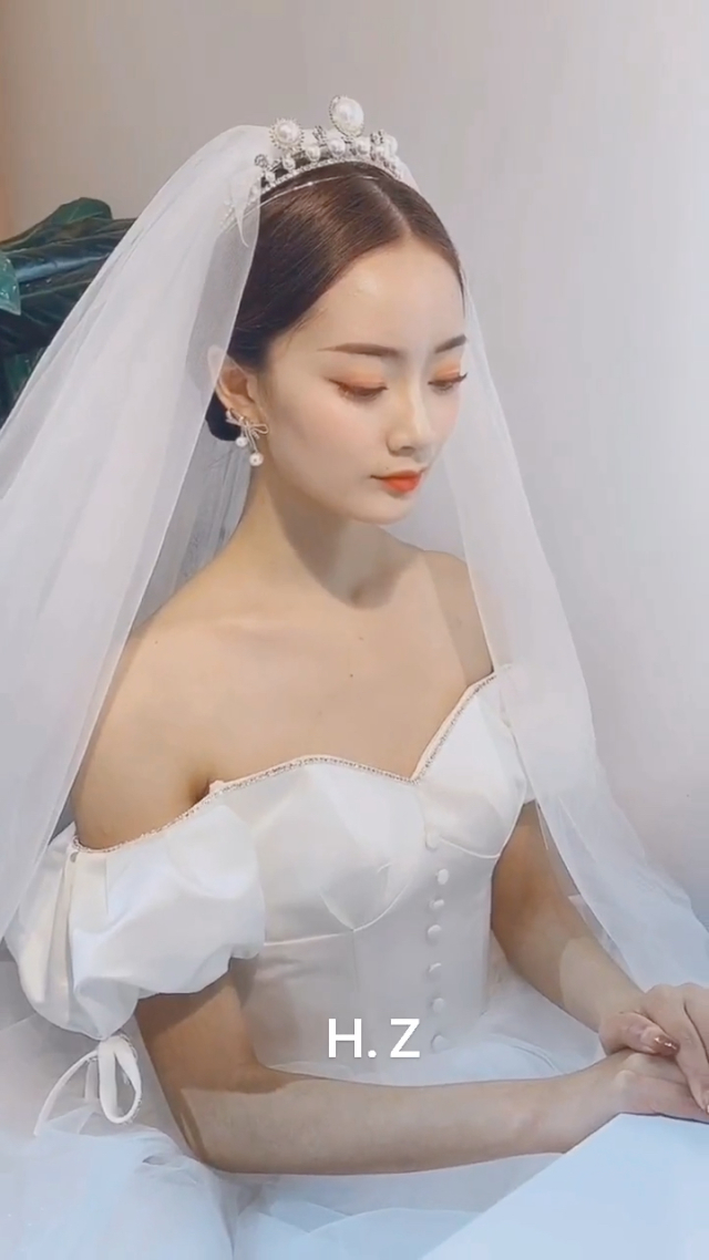 校园中的独特魅力——校花H的美丽与故事-第2张图片