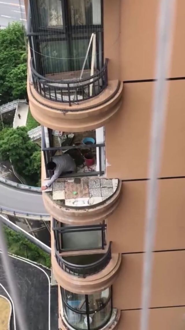 别在阳台对面有人阳台上的表演，为对面的人而做