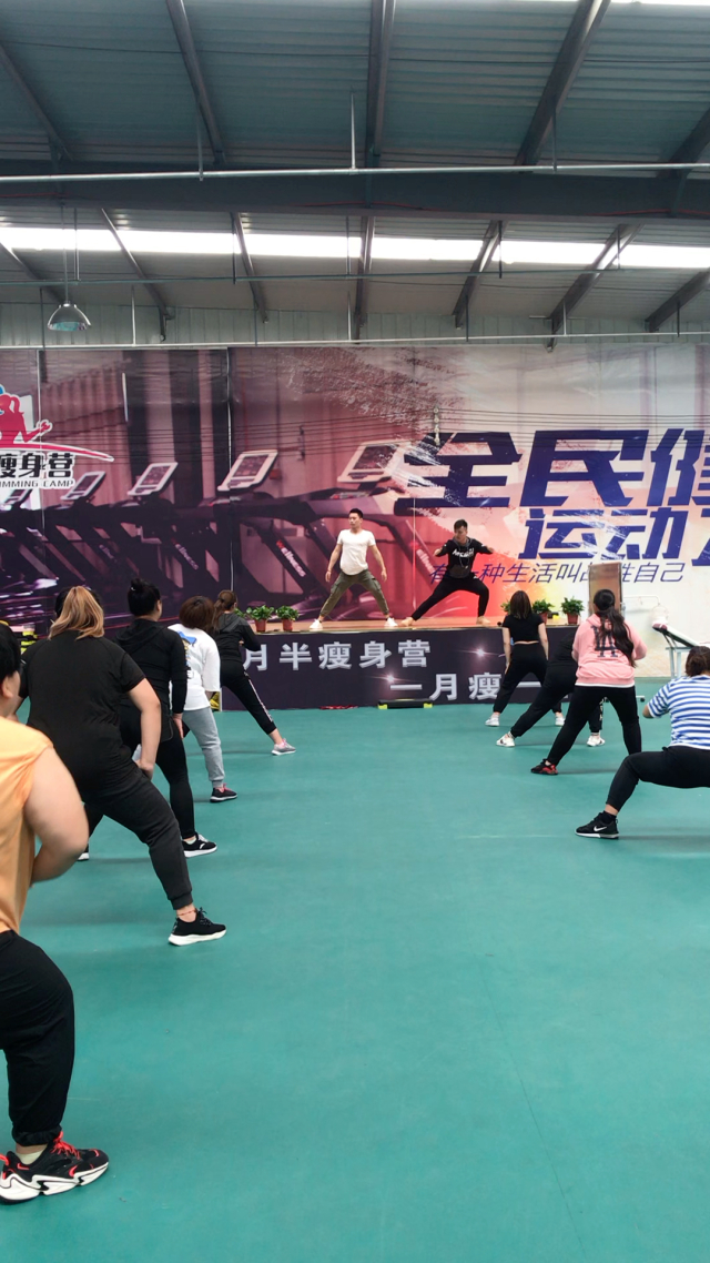 手下滑向大腿内侧手下滑向大腿内侧的微妙体验-第1张图片