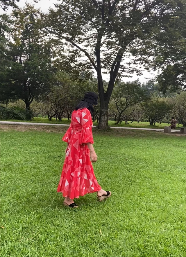 大手向下游走来到芳草地电视大手向下游走，漫步芳草地的奇妙之旅
