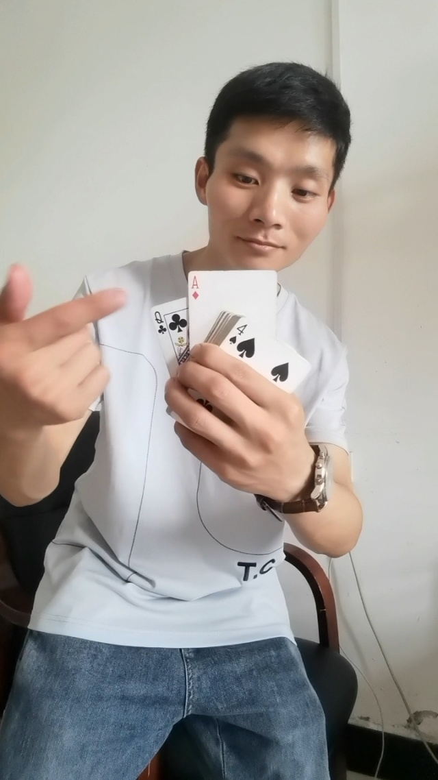 在车里打扑克又疼又叫全程车内的扑克游戏，疼痛与尖叫的交织-第3张图片