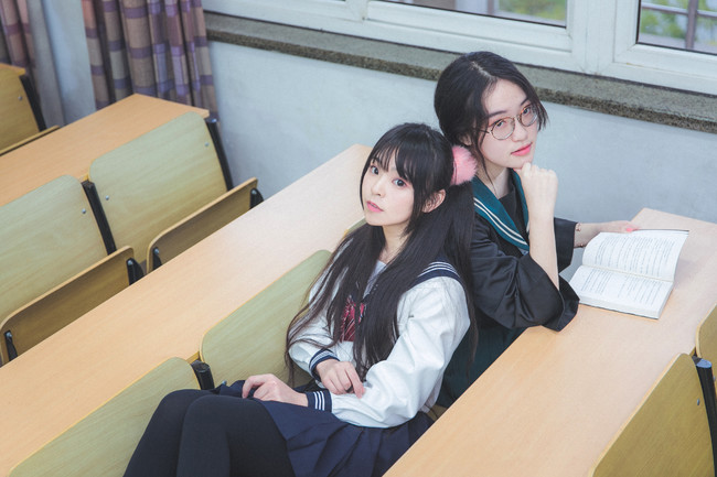 百合女玩JK制服互摸互慰的探讨-第1张图片